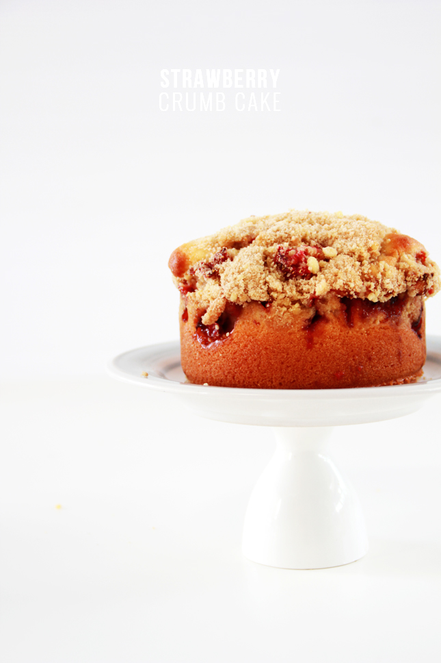 Mini Strawberry Crumb Cake | www.highwallsblog.gr.com