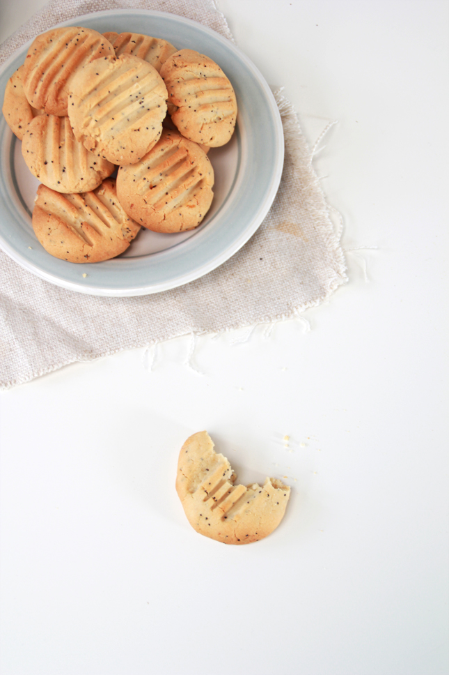 GLUTEN FREE Lemon, Honey & Poppy Seed Cookies | Recipe from www.highwallsblog.gr.com