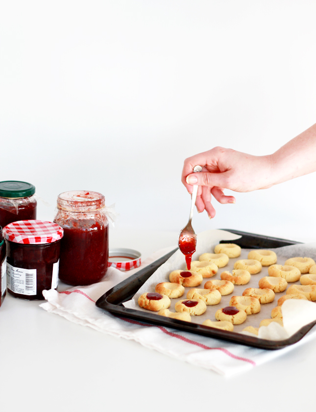 Thumbprint Cookies with Strawberry Jam | www.highwallsblog.gr.com