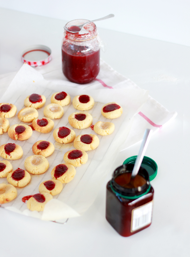 Thumbprint Cookies with Strawberry Jam | www.highwallsblog.gr.com
