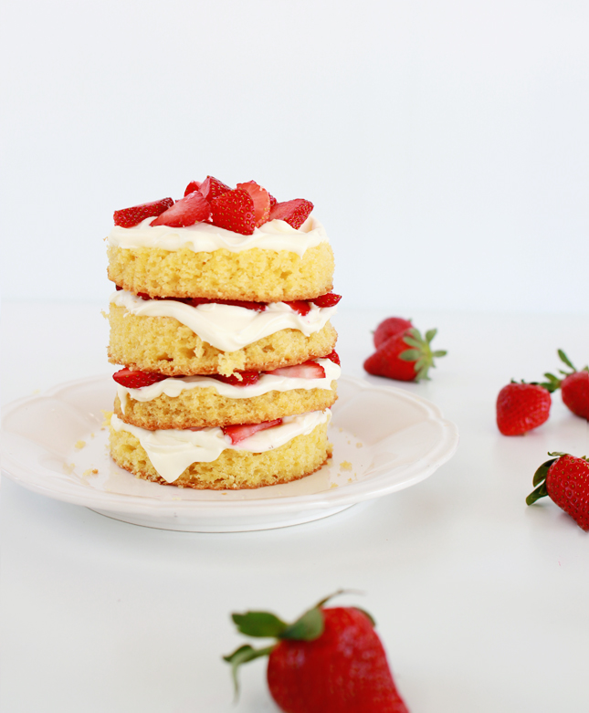 Strawberries and cream layer cake | www.highwallsblog.gr.com