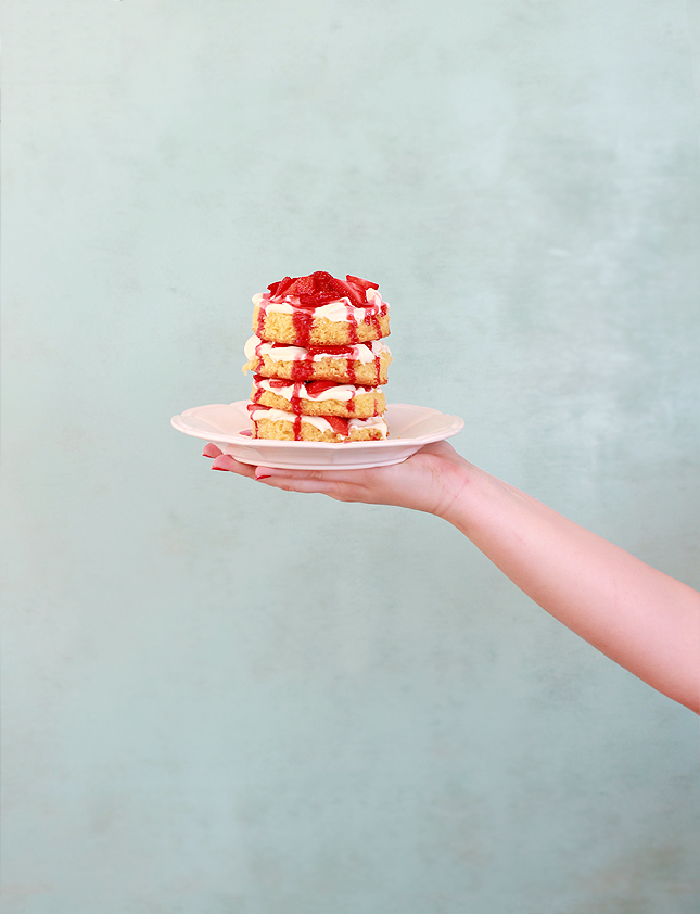 Strawberries and cream layer cake | www.highwallsblog.gr.com