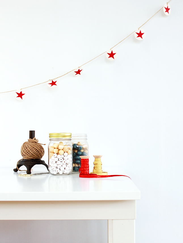 DIY Beaded Christmas Wreaths (click through for the easy steps!)