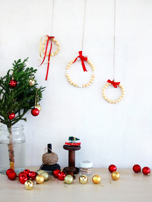 DIY Beaded Christmas Wreaths (click through for the easy steps!)